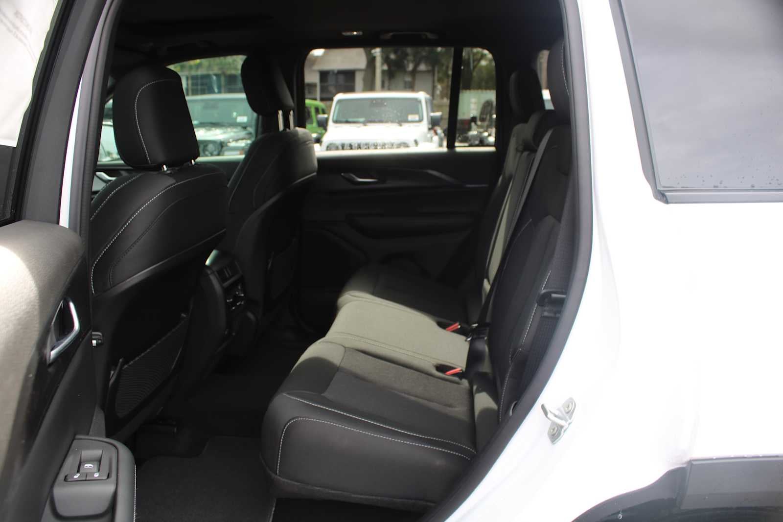 2025 Jeep Grand Cherokee GRAND CHEROKEE LAREDO X 4X2