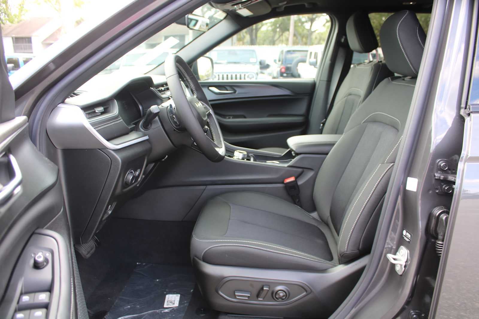 2026 Jeep Grand Cherokee GRAND CHEROKEE LAREDO X 4X2