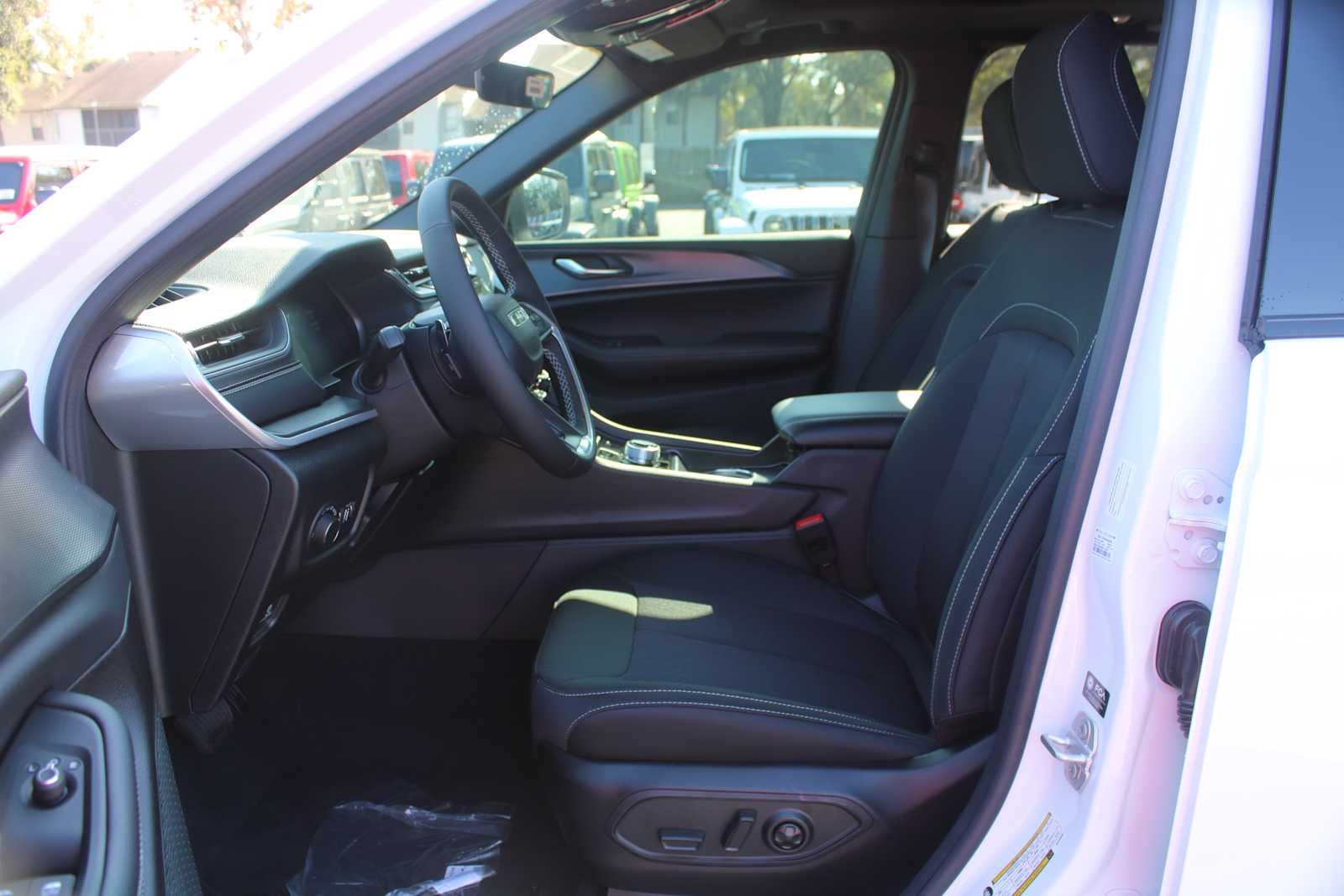 2025 Jeep Grand Cherokee GRAND CHEROKEE LAREDO X 4X2