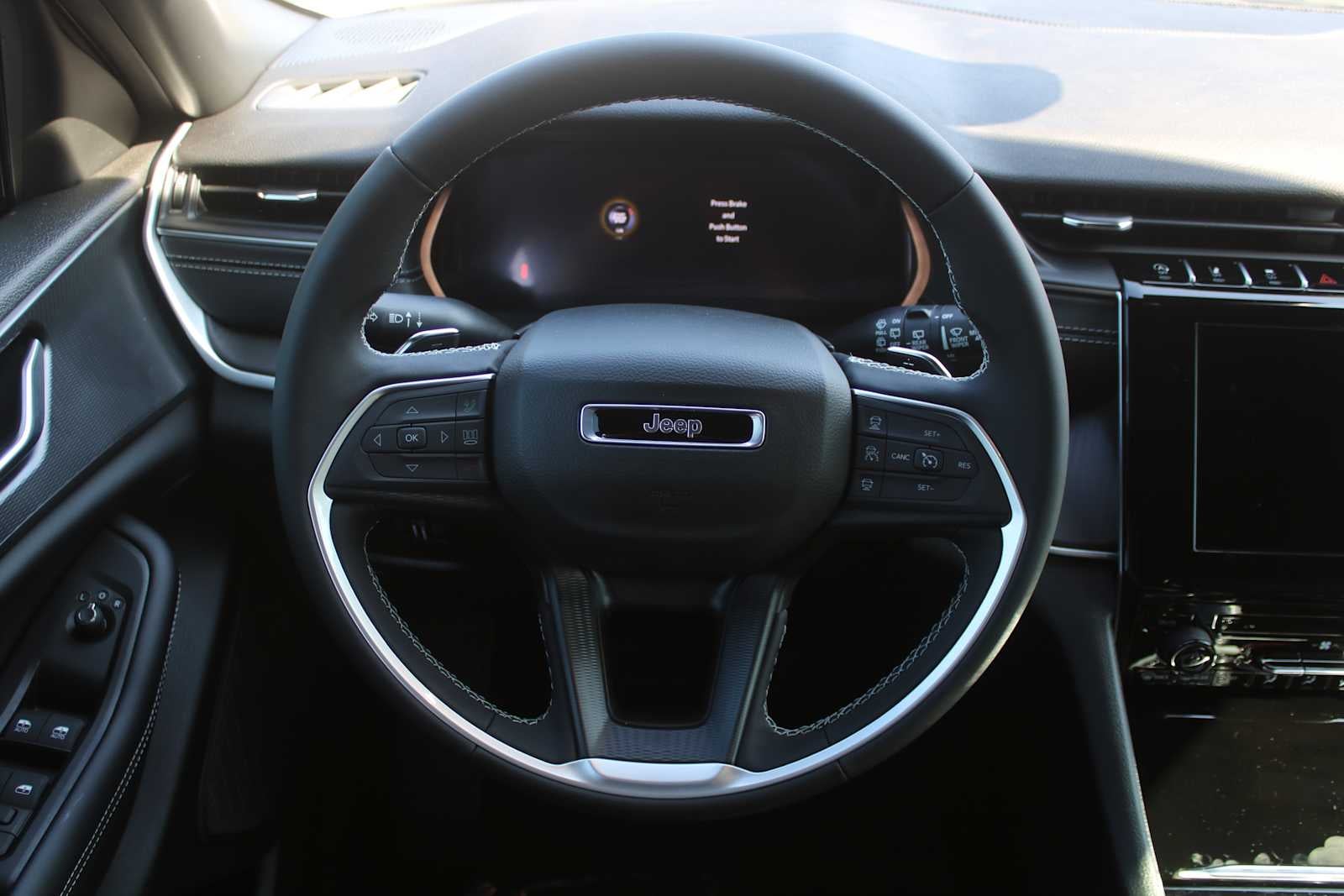 2025 Jeep Grand Cherokee GRAND CHEROKEE LAREDO X 4X2