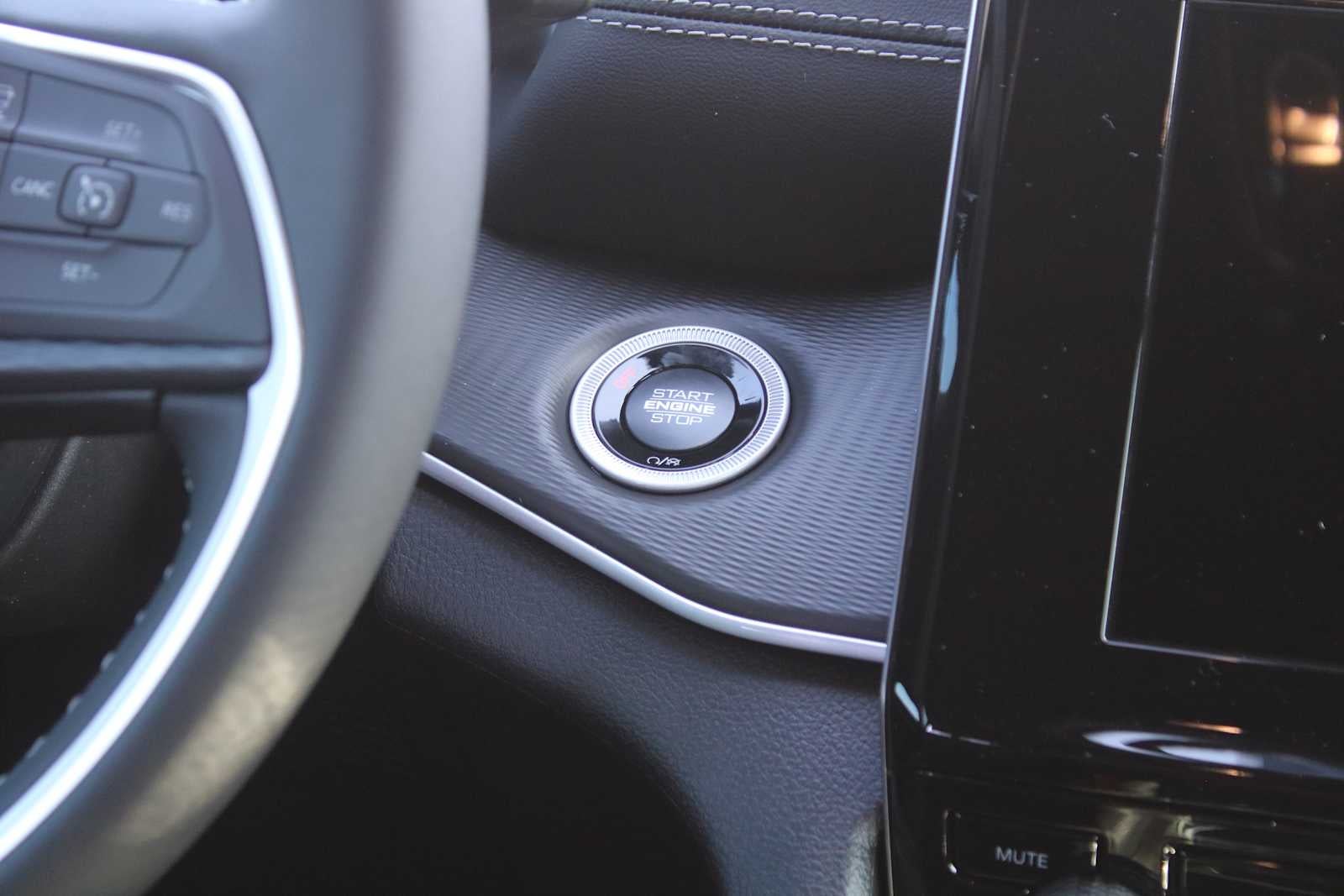 2025 Jeep Grand Cherokee GRAND CHEROKEE LAREDO X 4X2