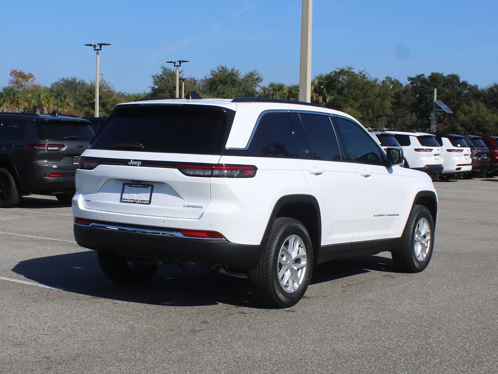 2025 Jeep Grand Cherokee GRAND CHEROKEE LAREDO X 4X2