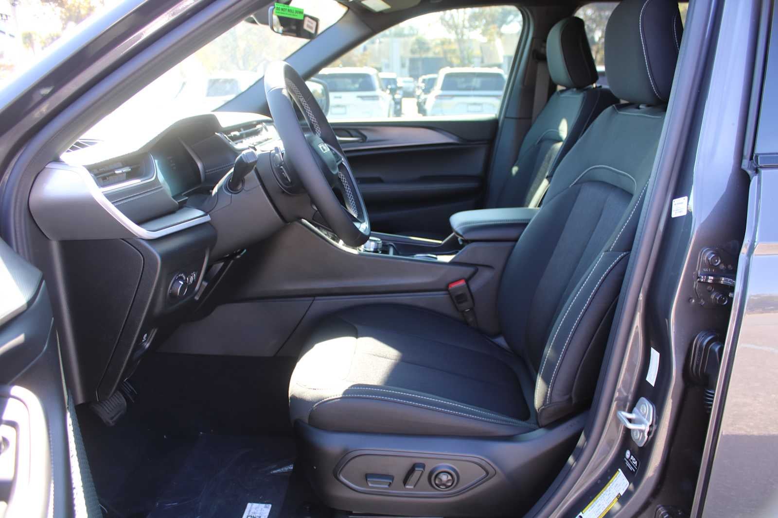 2025 Jeep Grand Cherokee GRAND CHEROKEE LAREDO X 4X2