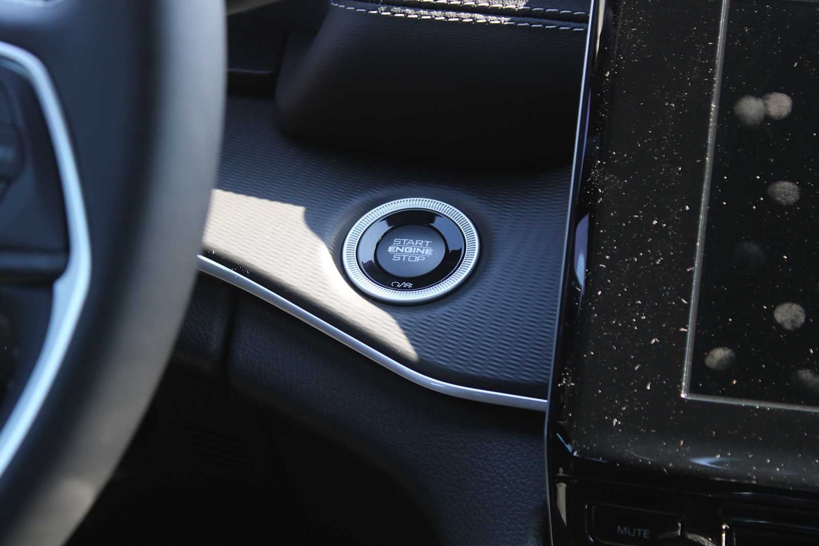 2025 Jeep Grand Cherokee GRAND CHEROKEE LAREDO X 4X2