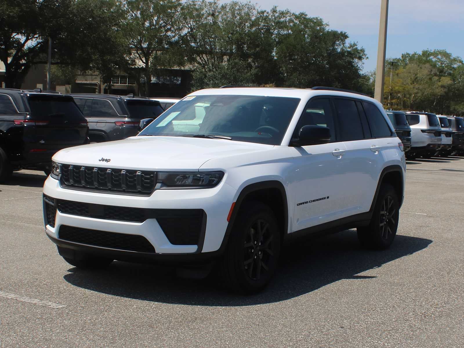 2026 Jeep Grand Cherokee Laredo Altitude