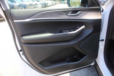 2026 Jeep Grand Cherokee Laredo Altitude