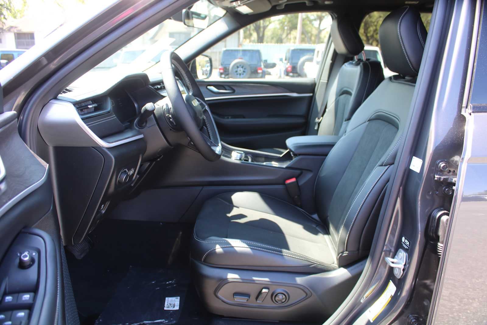 2026 Jeep Grand Cherokee GRAND CHEROKEE LAREDO ALTITUDE 4X2