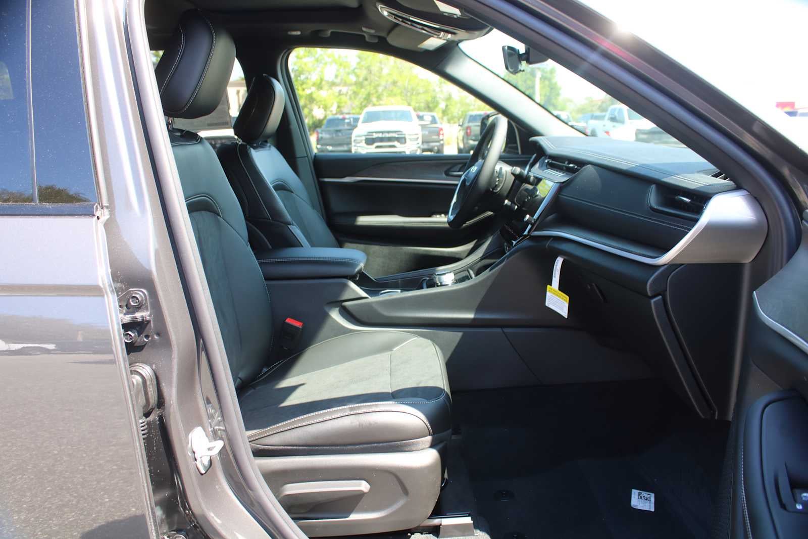 2026 Jeep Grand Cherokee GRAND CHEROKEE LAREDO ALTITUDE 4X2