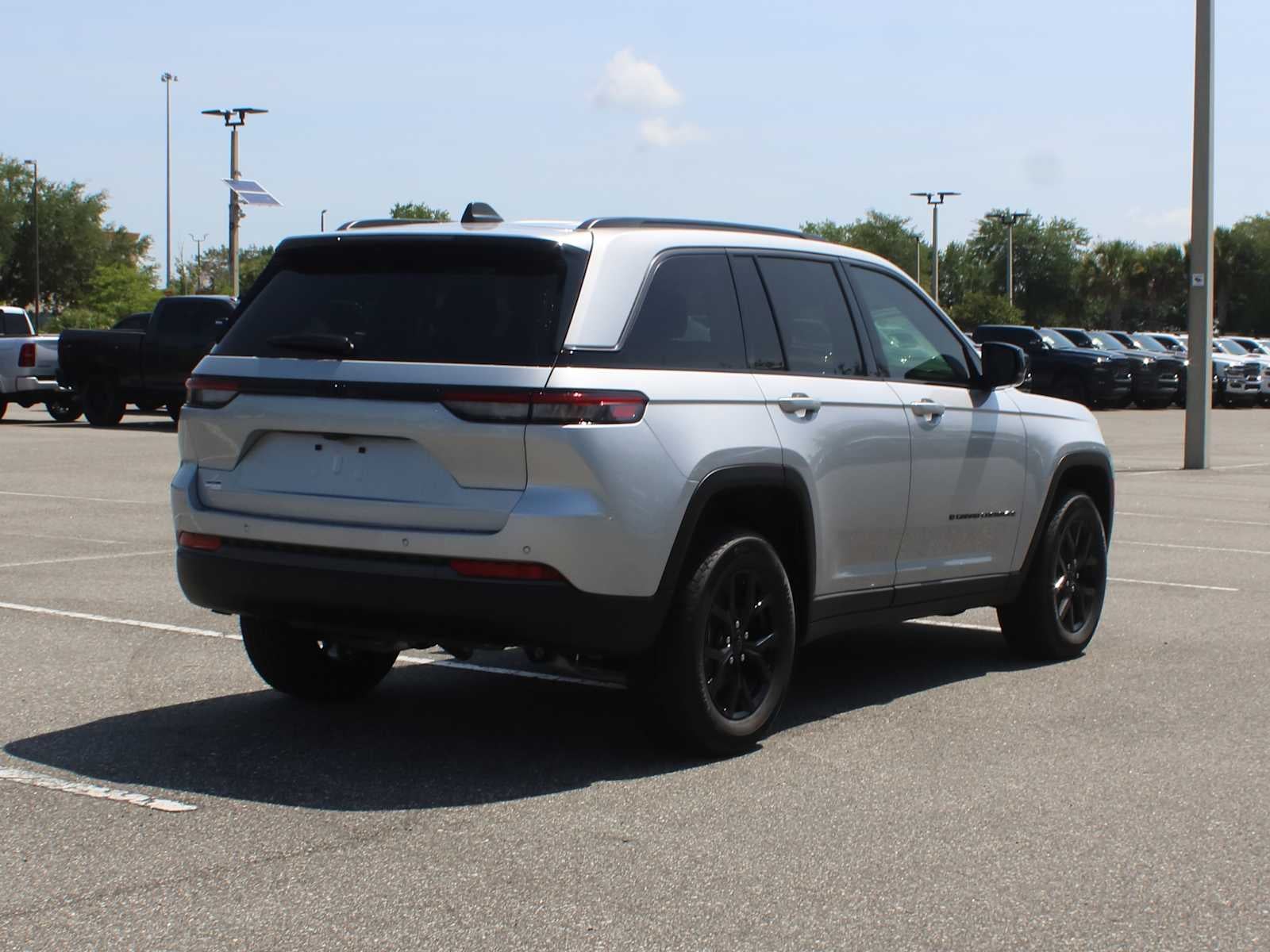 2026 Jeep Grand Cherokee Laredo Altitude