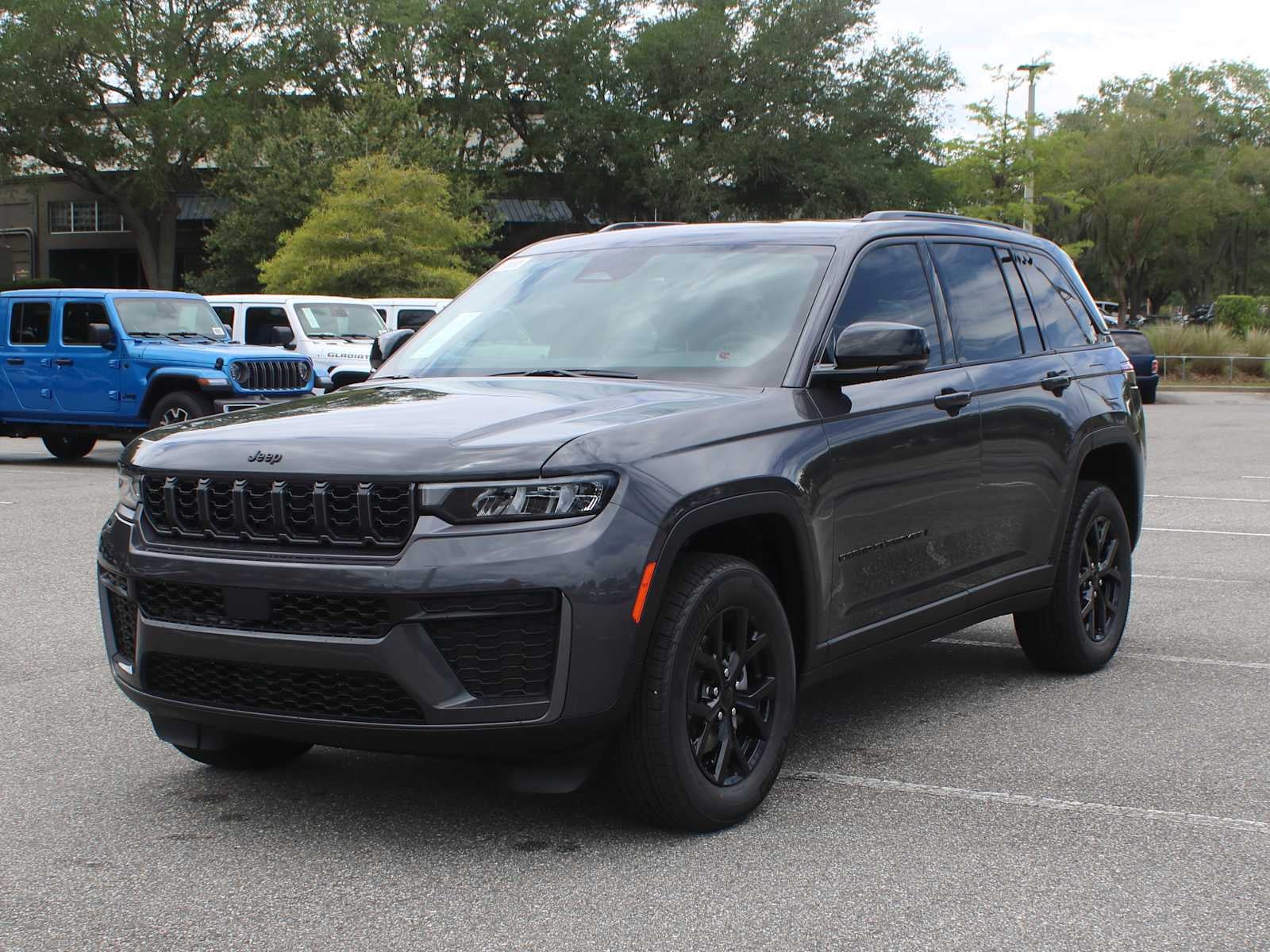2026 Jeep Grand Cherokee Laredo Altitude