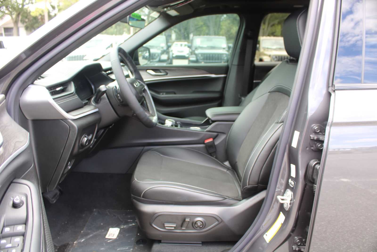2026 Jeep Grand Cherokee Laredo Altitude