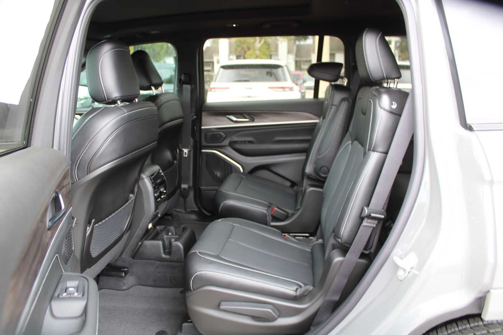 2027 Jeep Grand Cherokee L Limited Reserve