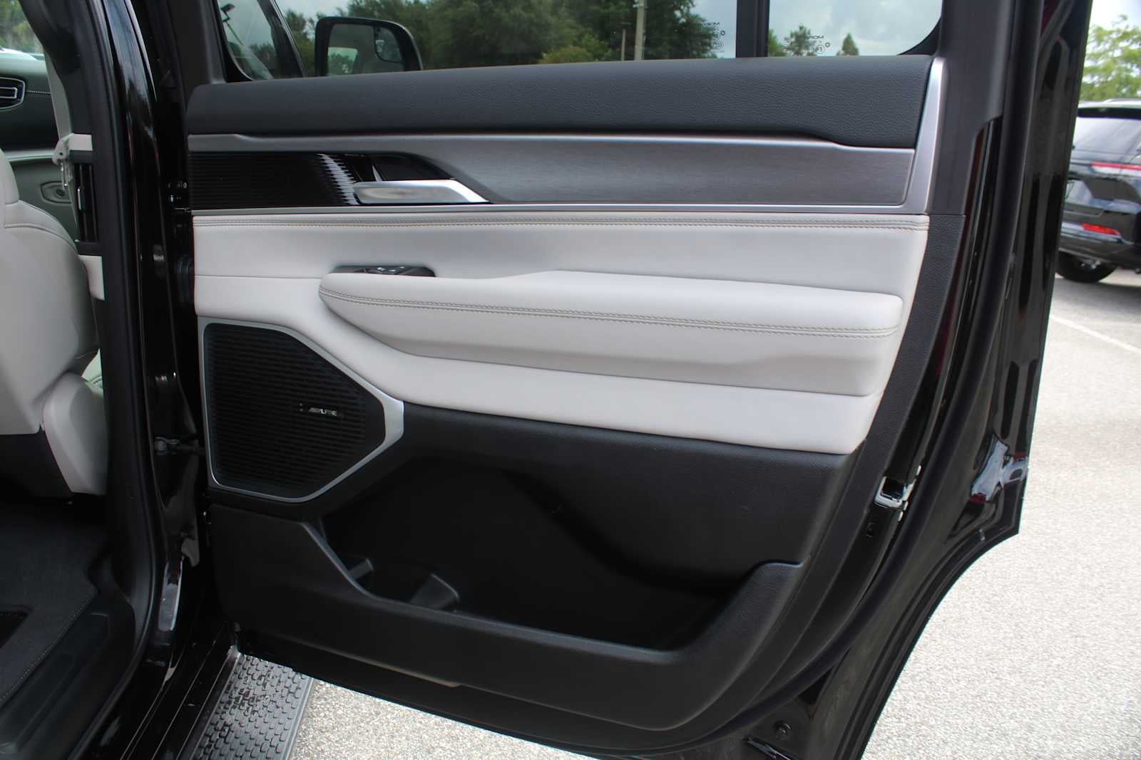 2026 Jeep Grand Wagoneer 4x2