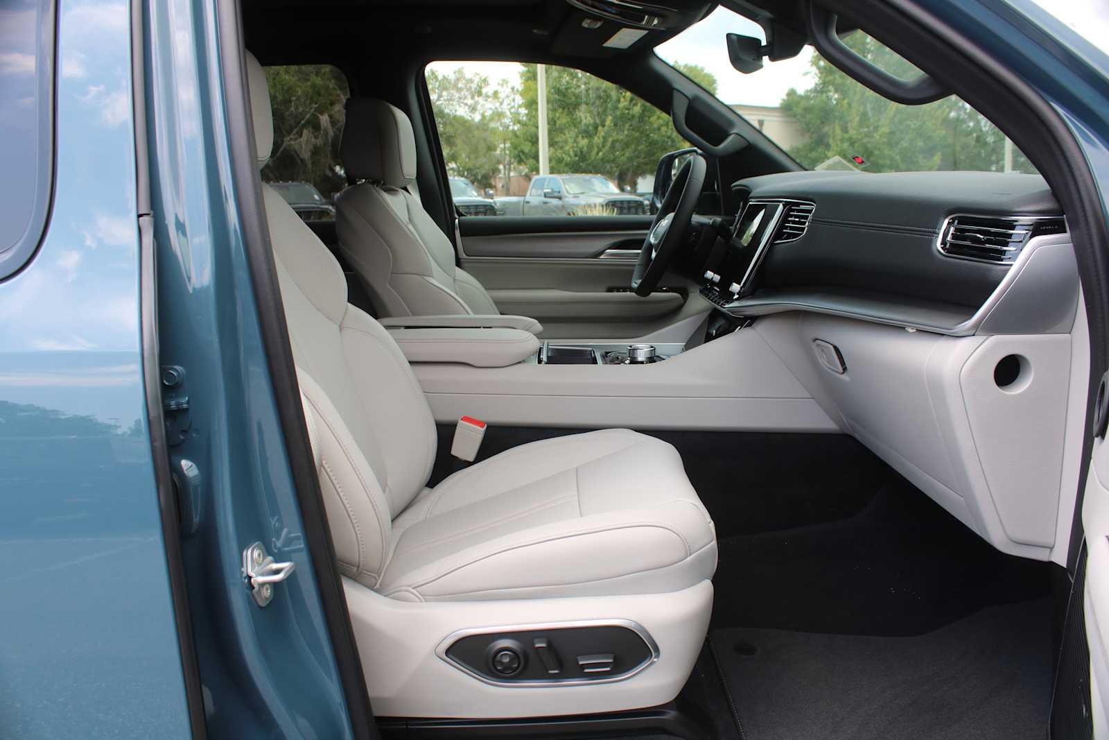 2026 Jeep Grand Wagoneer 4x2