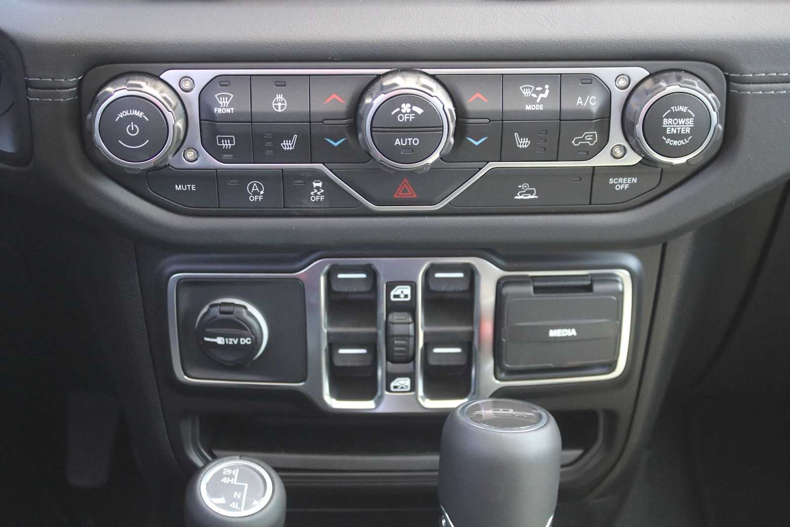 2026 Jeep Gladiator GLADIATOR SAHARA 4X4