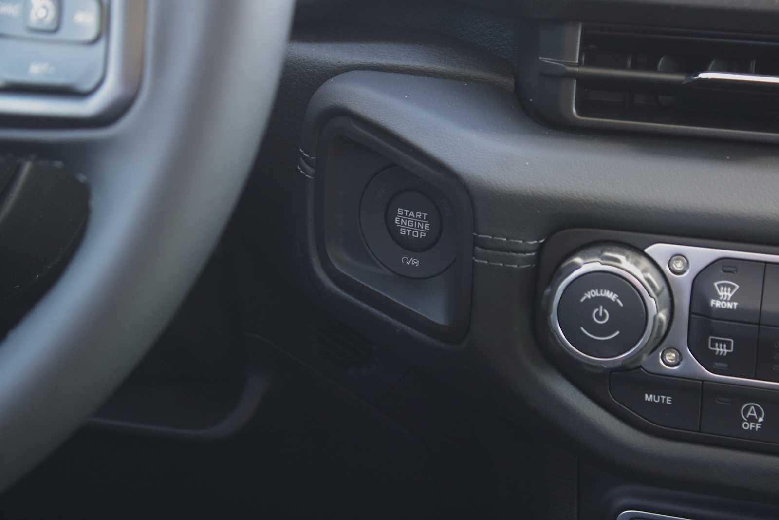 2026 Jeep Gladiator GLADIATOR SAHARA 4X4