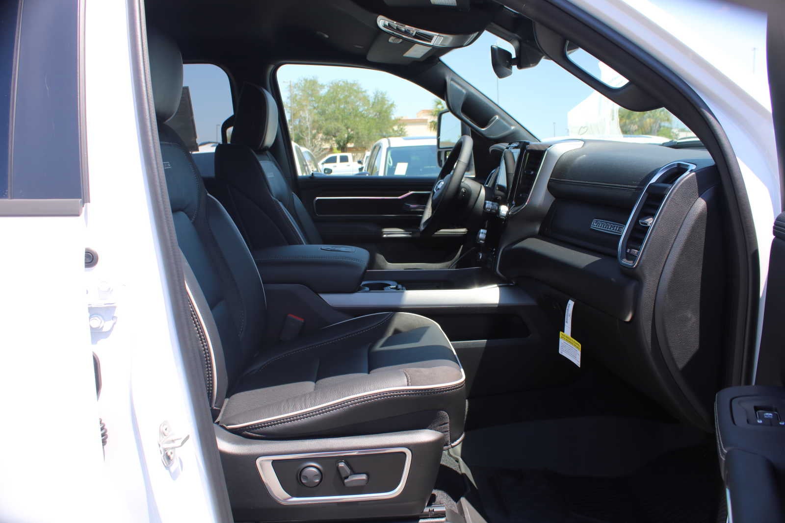 2025 RAM Ram 1500 RAM 1500 LARAMIE CREW CAB 4X4 5'7' BOX