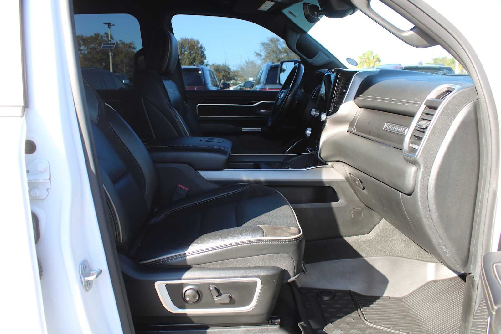 2022 RAM 1500 Laramie Crew Cab 4x4 5'7' Box