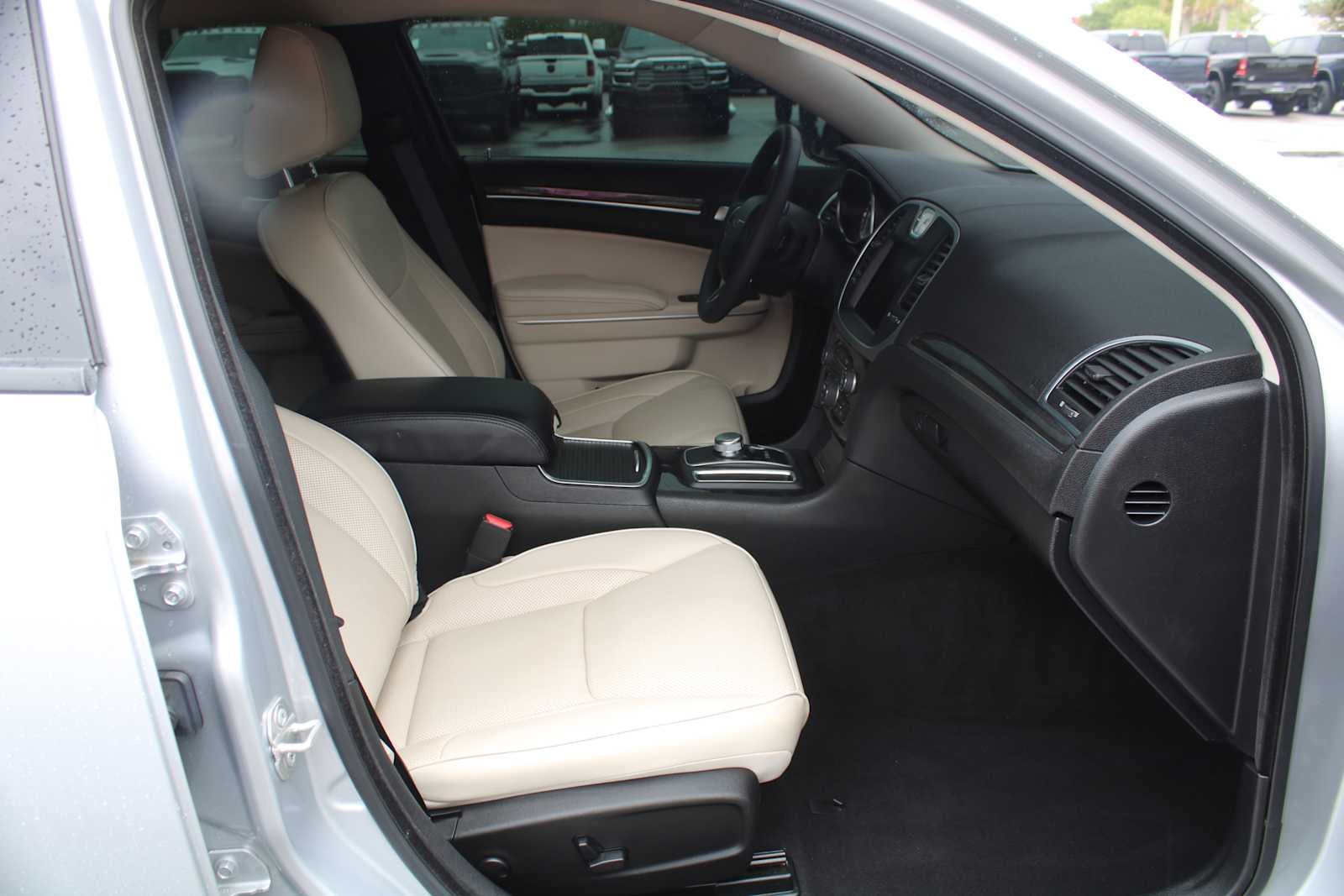 2023 Chrysler 300 Touring L