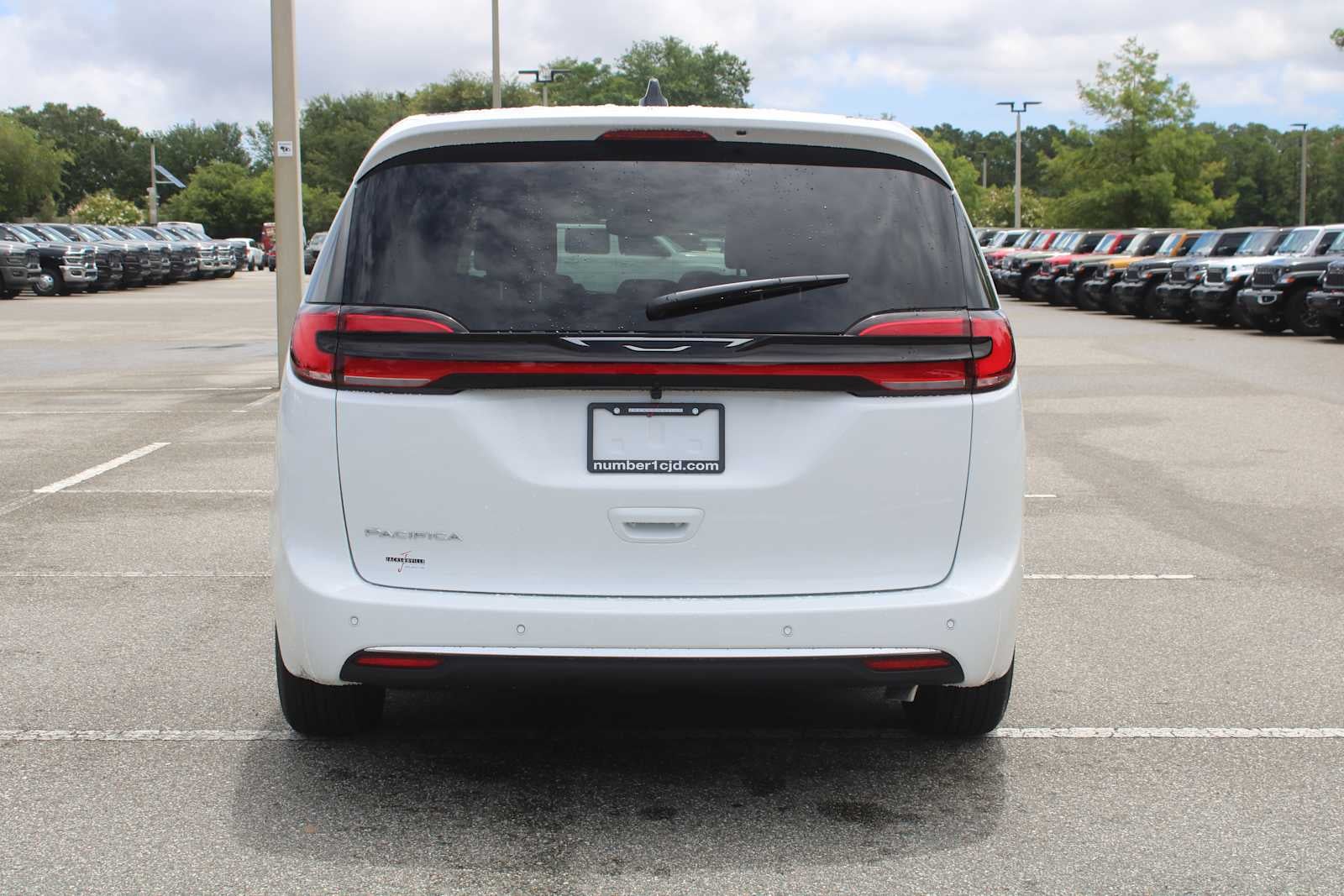 2027 Chrysler Pacifica Select