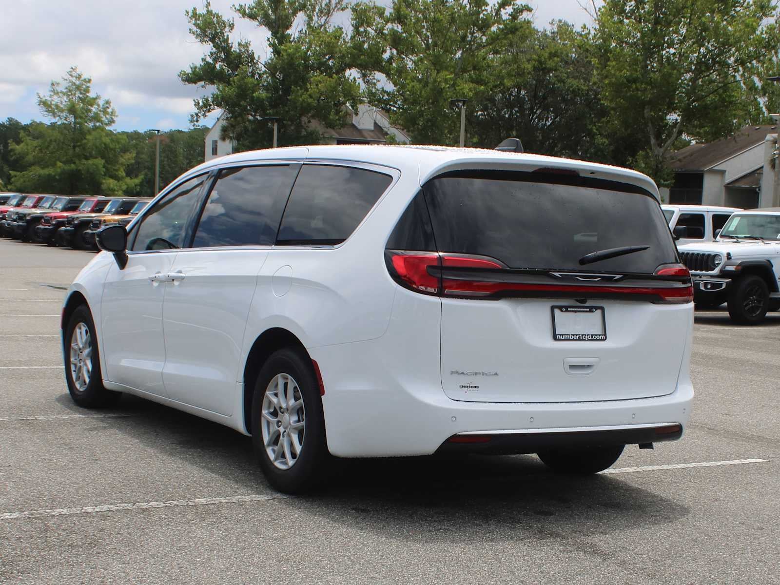 2027 Chrysler Pacifica Select