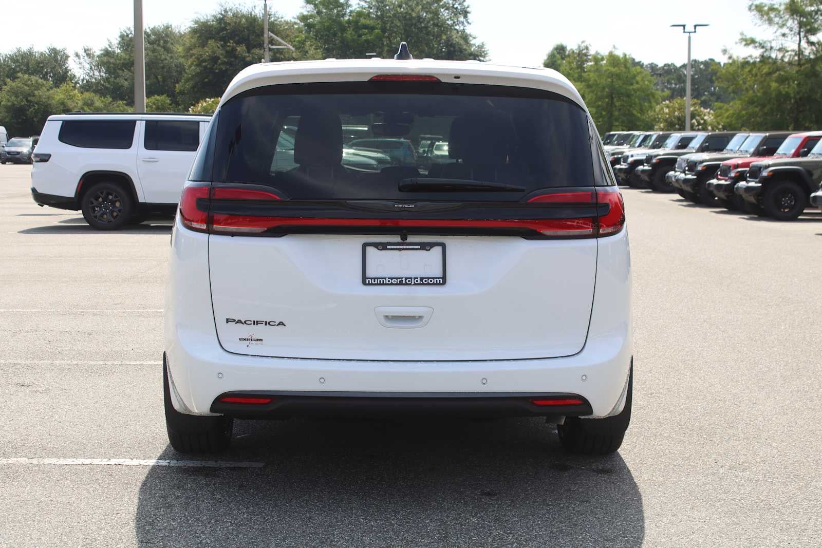 2026 Chrysler Pacifica Select