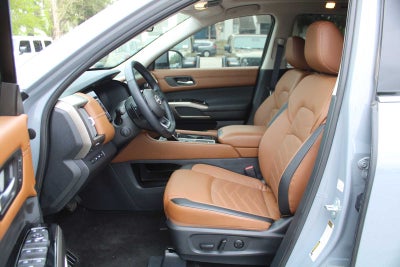 2025 Nissan Pathfinder Platinum FWD