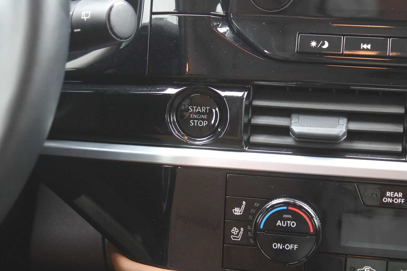 2025 Nissan Pathfinder Platinum FWD