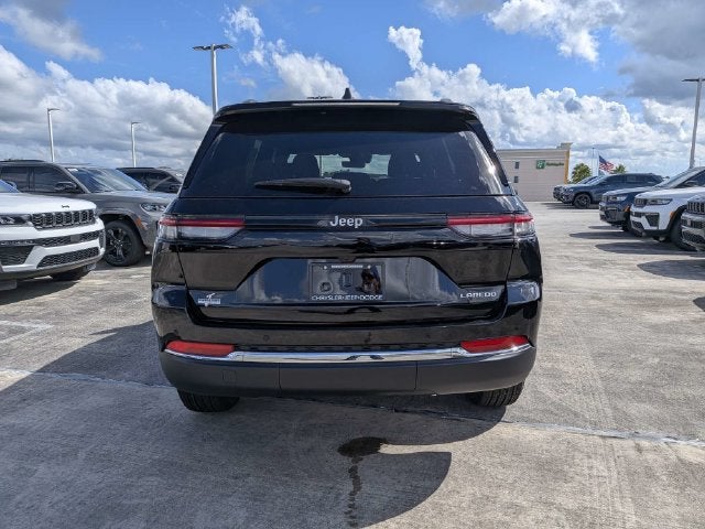 2027 Jeep Grand Cherokee Laredo