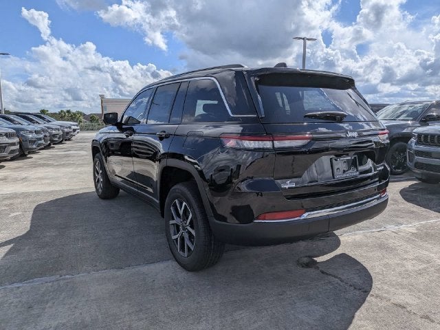 2027 Jeep Grand Cherokee Laredo