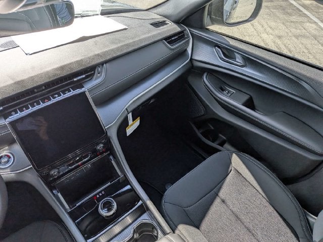 2027 Jeep Grand Cherokee Laredo