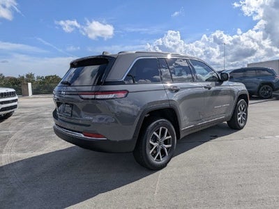 2027 Jeep Grand Cherokee Laredo