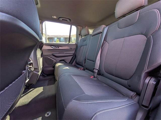 2025 Jeep Grand Cherokee Base