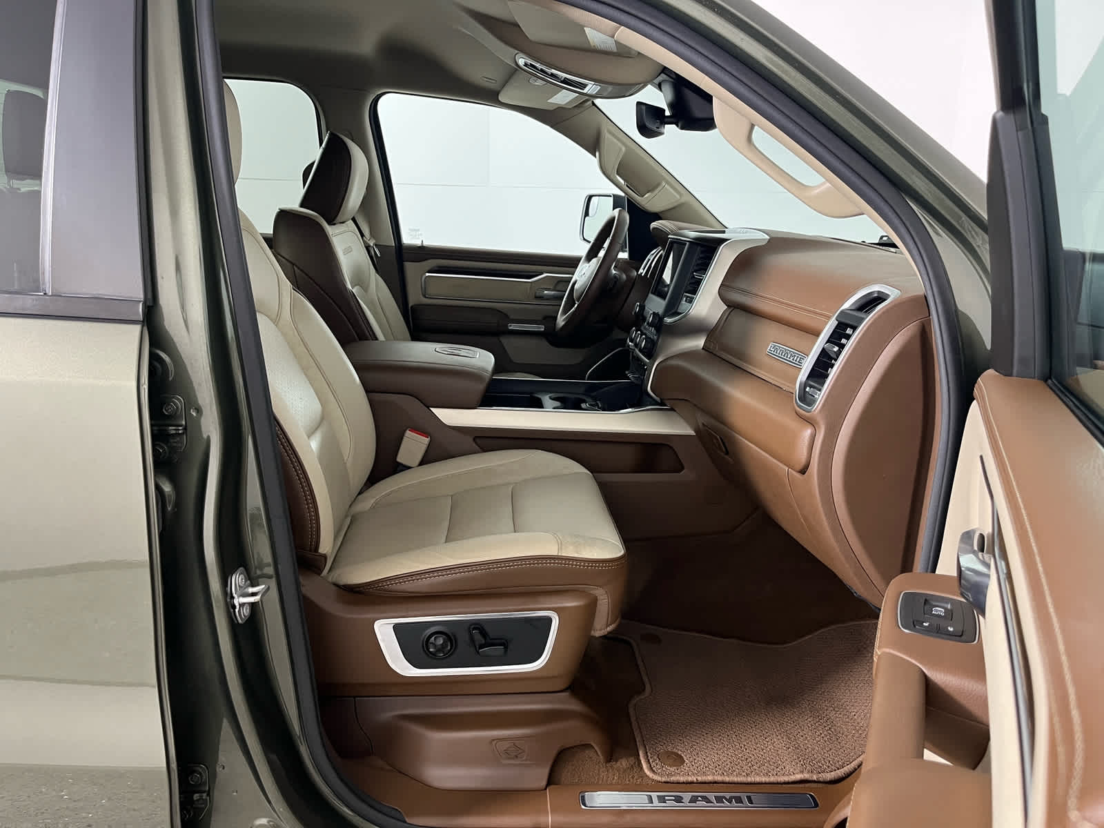 2021 RAM 1500 Laramie Quad Cab 4x2 6'4' Box