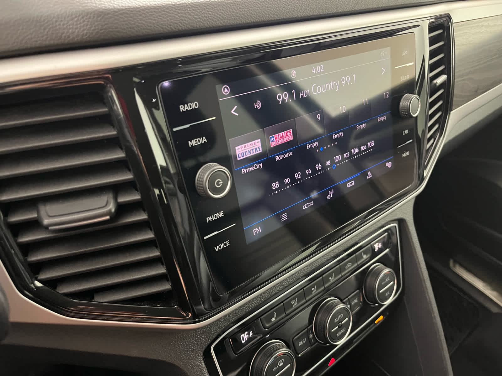 2023 Volkswagen Atlas 3.6L V6 SE w/Technology