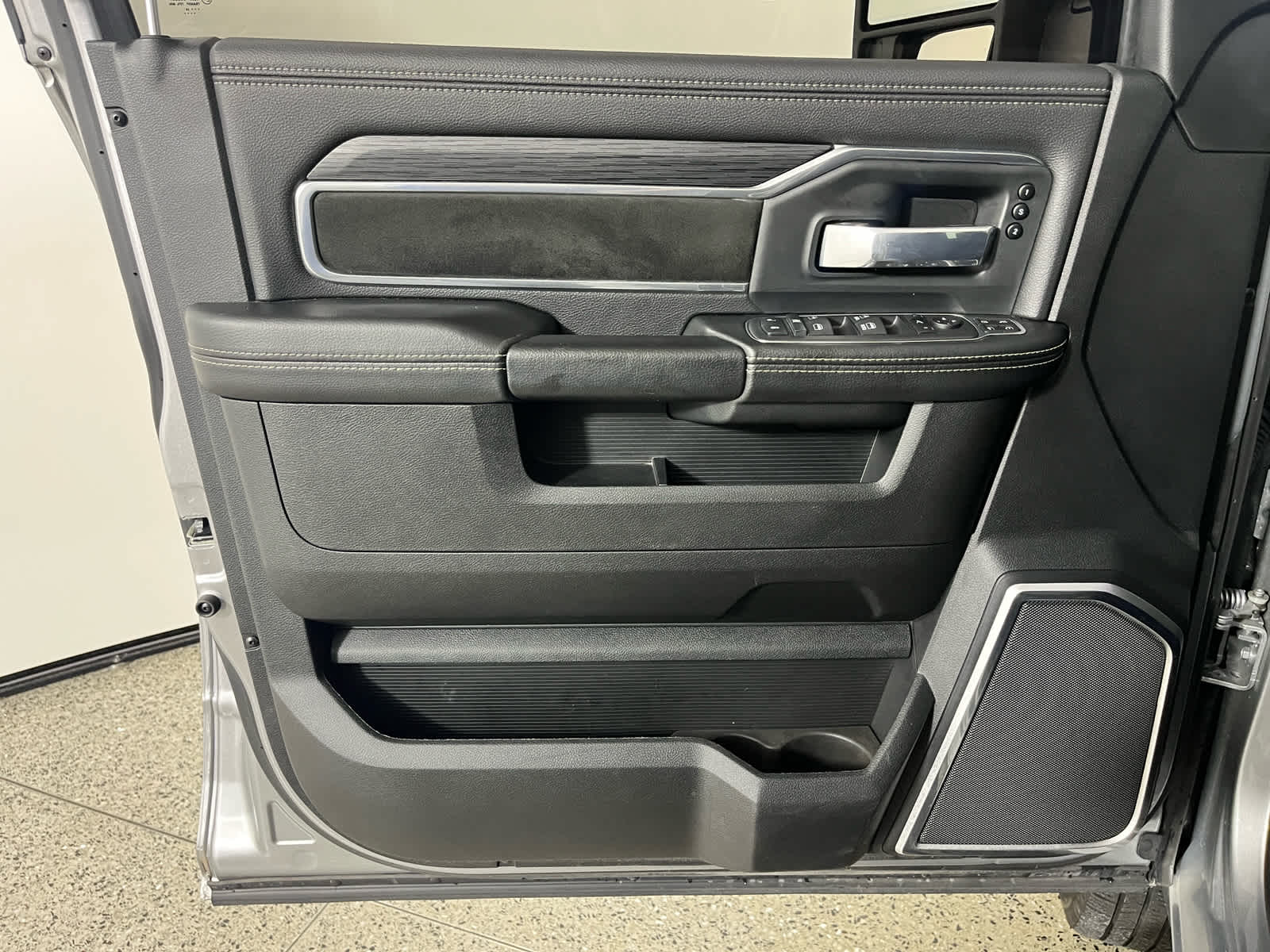 2024 RAM 3500 Laramie Crew Cab 4x4 8' Box