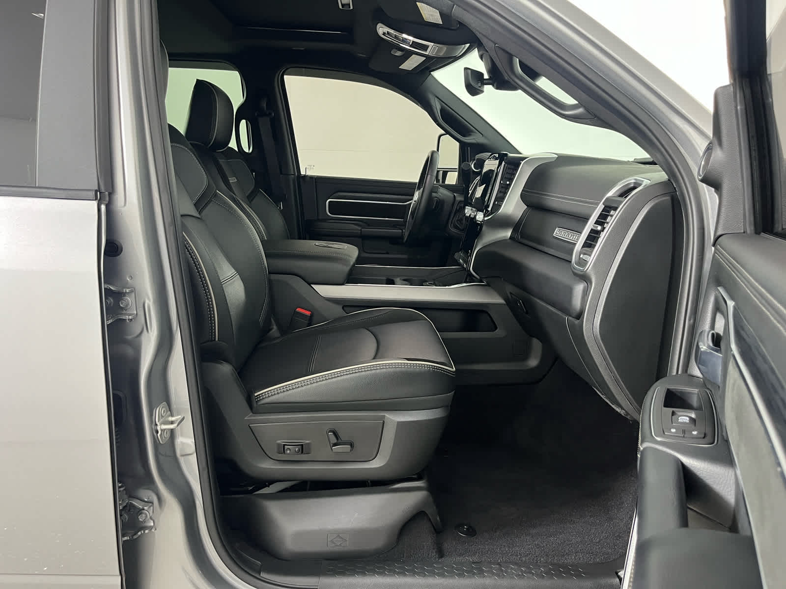 2024 RAM 3500 Laramie Crew Cab 4x4 8' Box