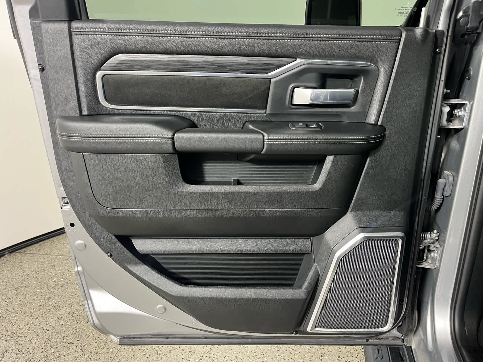 2024 RAM 3500 Laramie Crew Cab 4x4 8' Box